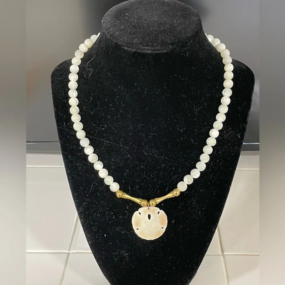 Jewelry - Sand Dollar necklace with beaded pearl tones beach statement 18" gold tones